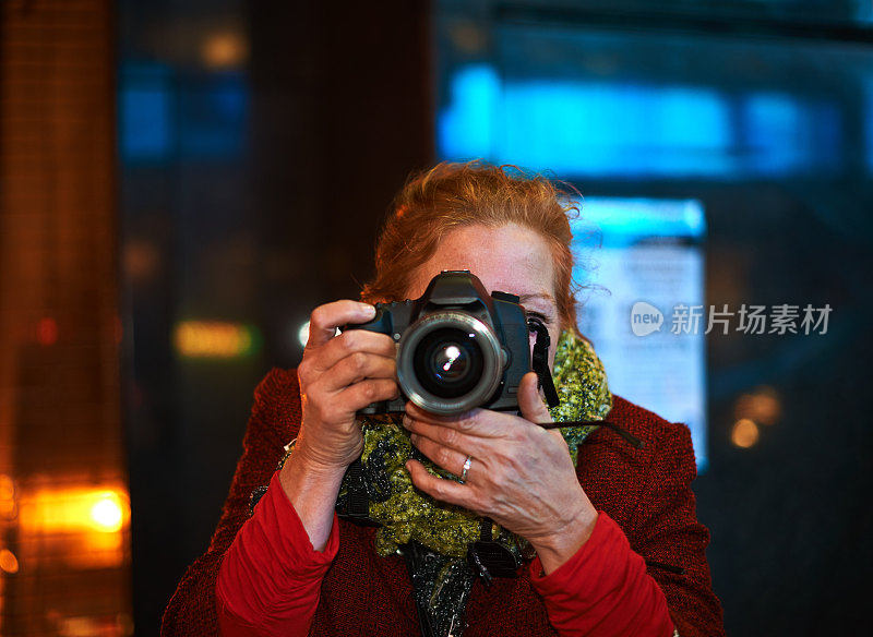 经验丰富的女摄影师在曼哈顿拍照。mantyylypse 2013，纽约